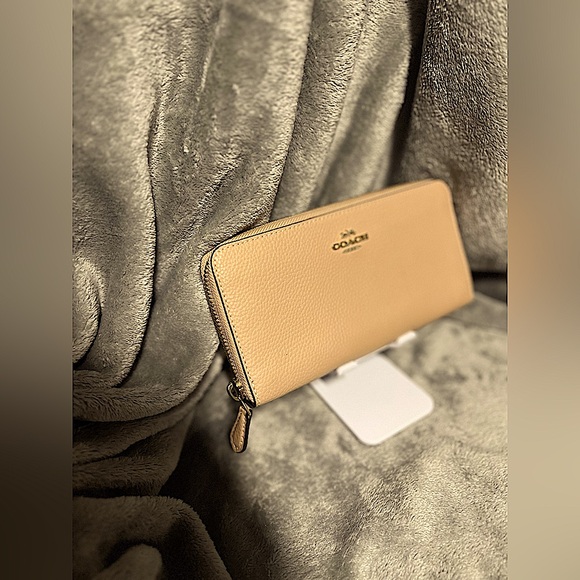 Coach Long Zip Around Wallet in Beige (Pristine Condition) - Picture 3 of 6